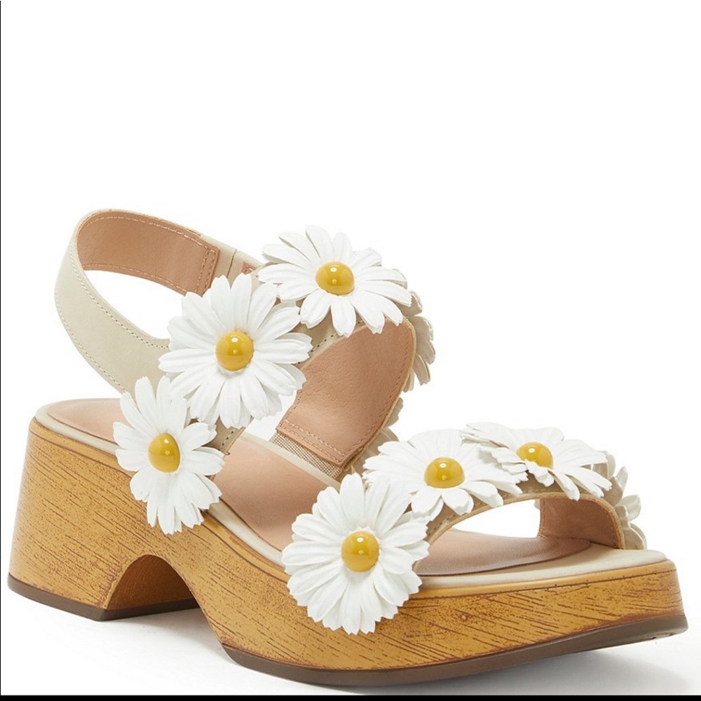 Lucky Brand Women's White Daisy Platform Sandals with Yellow Centers